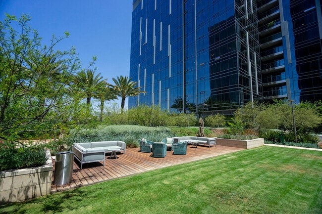 Building Photo - Spacious Studio Available Now!