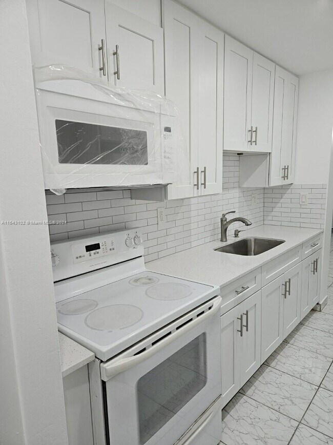 Building Photo - 750 NW 43rd Ave