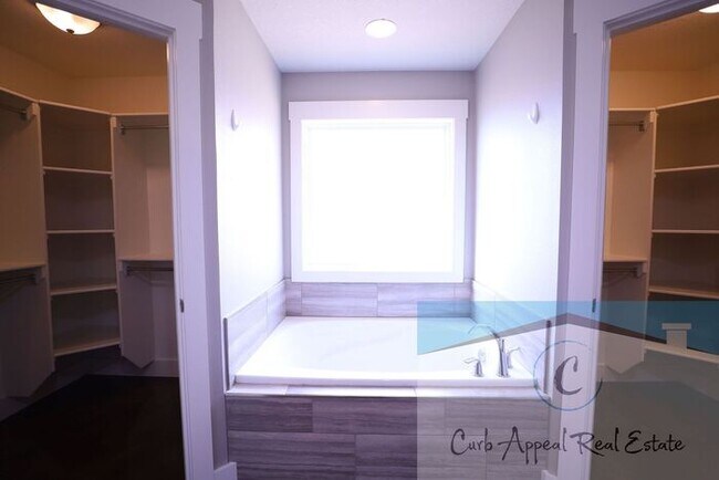 Building Photo - Beautiful, spacious 3 bed / 2 bath recently built home (Nettleton Schools) - fenced back yard!!