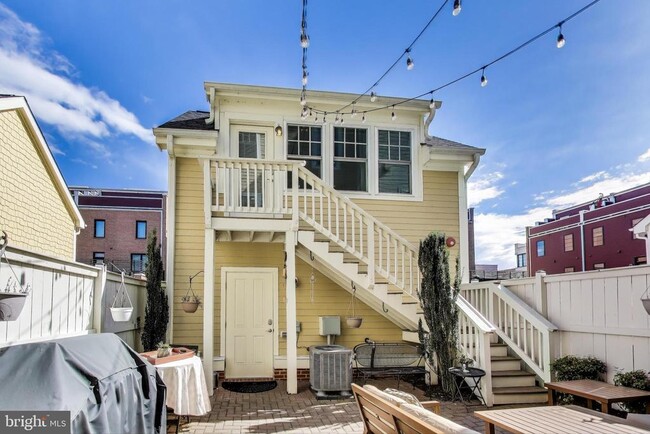 Building Photo - 717 Diamond Ave