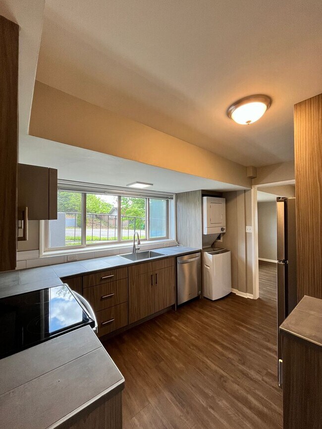 Building Photo - Stunning / Extra Large 1-Bedroom! Faux Hardwood Floors, Washer & Dryer, Stainless Appliances & Pe...