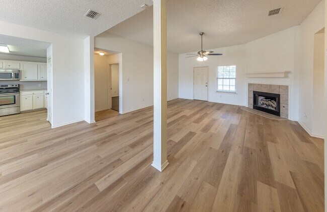 Building Photo - 3 Bed 2 Bath Move In Ready!