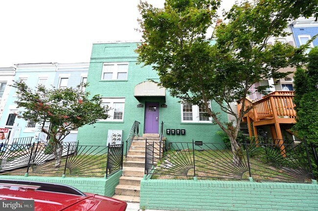 Building Photo - 550 Hobart Pl NW