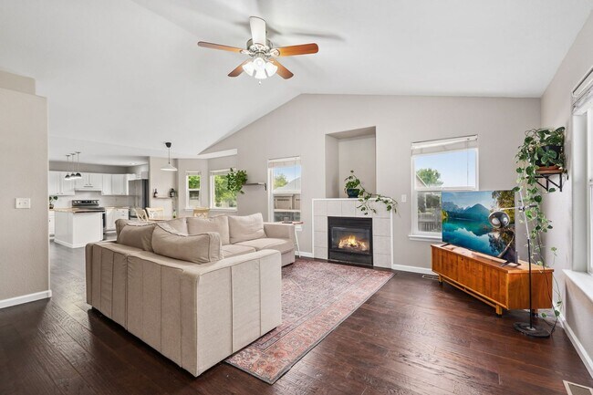 Building Photo - Stylish living in this modern 3 bed 2 bath...