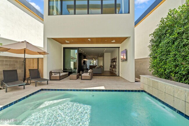 Building Photo - 6916 E 2nd St