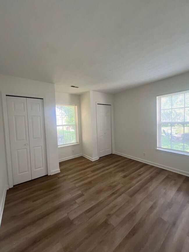 Building Photo - 3415 River Park Dr