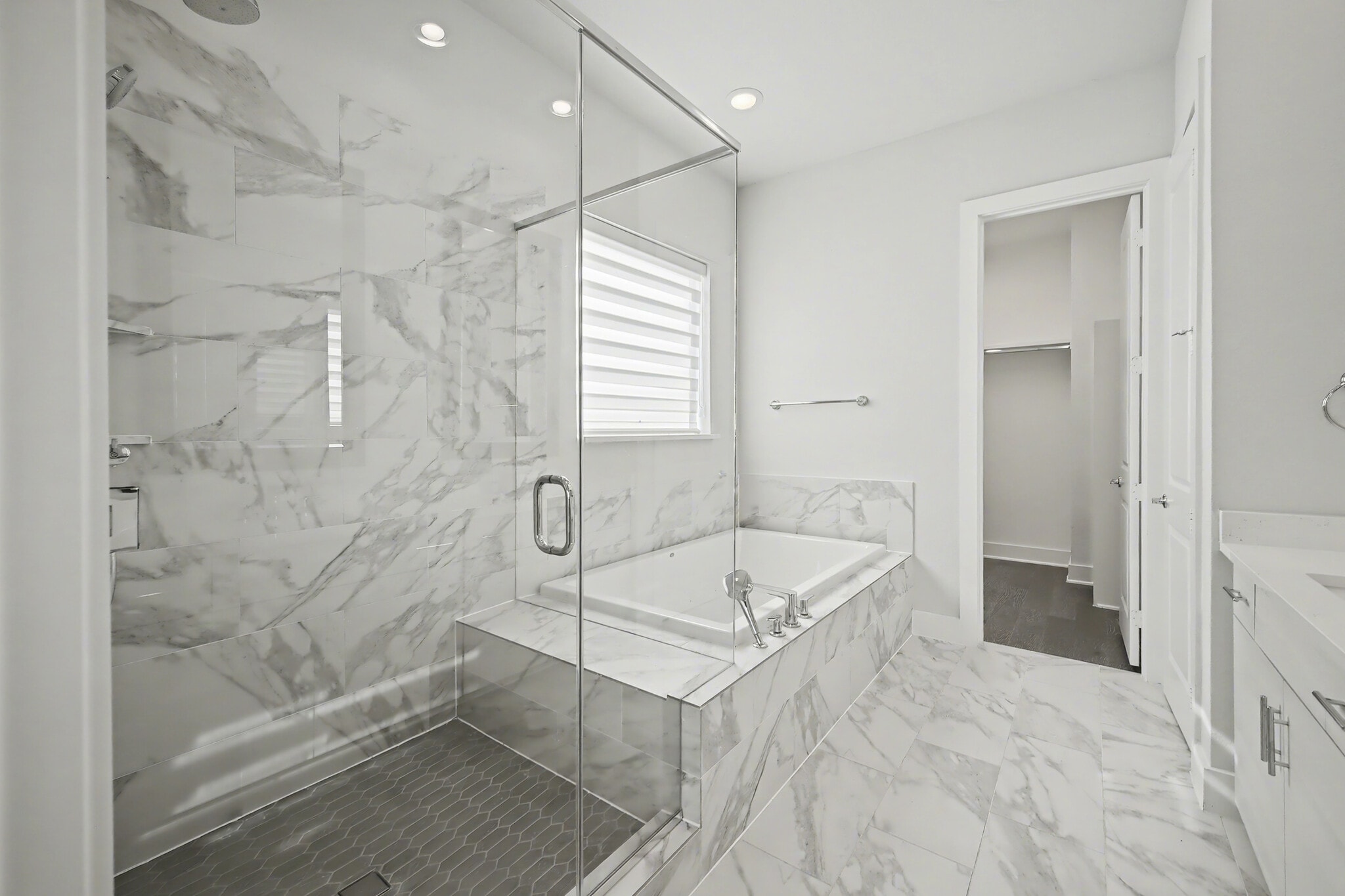 Building Photo - 381 E Greenbriar Ln