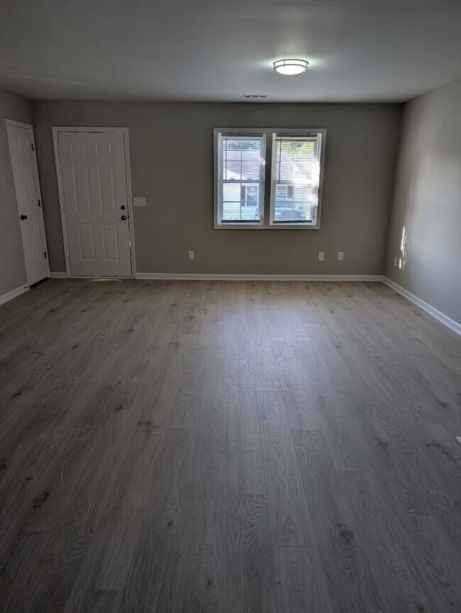 Building Photo - Two bedroom, 1 bath Apartment in Burlington