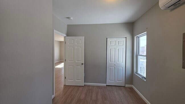 Building Photo - 31 Hicks St