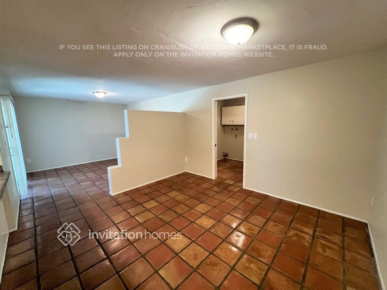 Building Photo - 3241 E Sunnyside Dr