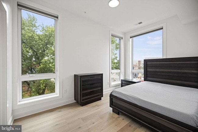 Building Photo - AVAILABLE NOW! Penthouse living in the hea...