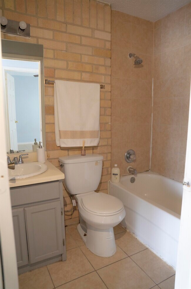 Building Photo - 311 Soria Dr