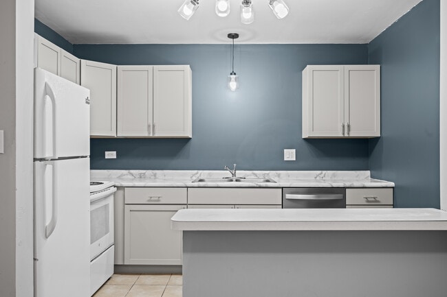 Building Photo - 1324 Geneva Dr