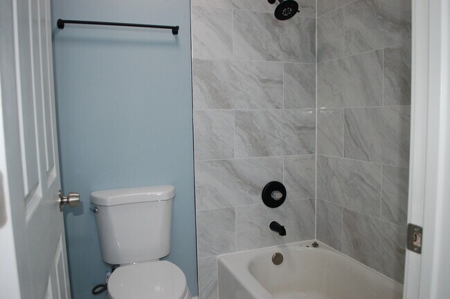 Building Photo - 371 Larchmont Ct