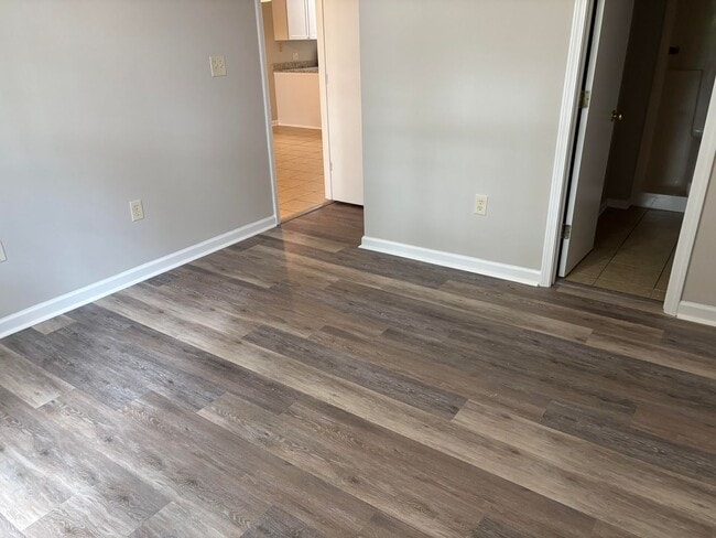 Building Photo - 2-Bedroom, 2-Bathroom Condo with Balcony, ...