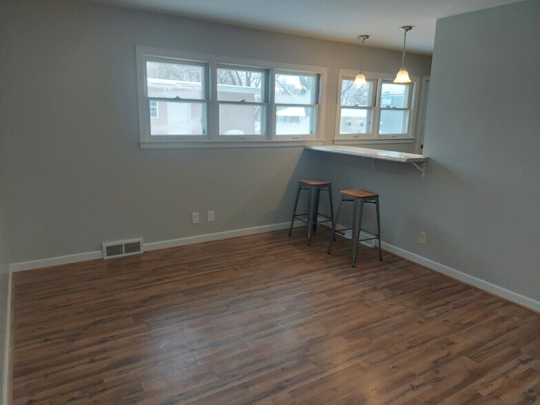 Living Room/Bartop - 726 Truman Ave