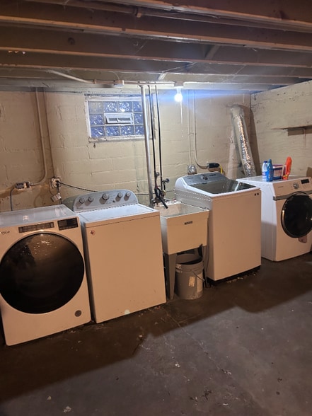 Building Photo - 1917 N Newton Ave