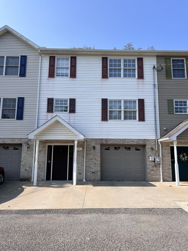 Building Photo - 848 Quadrilla St