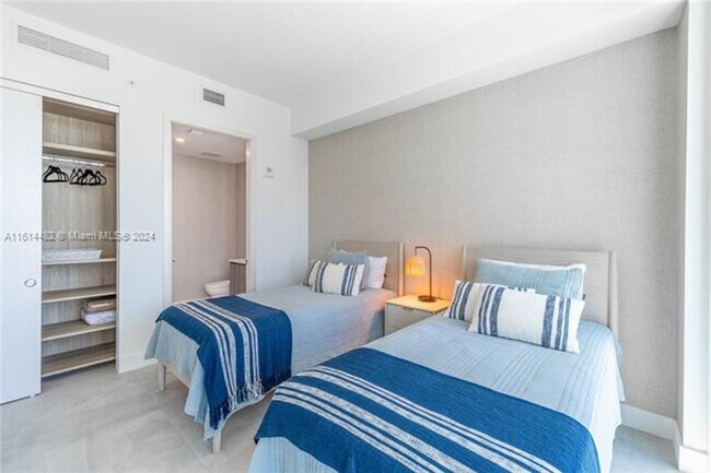 Building Photo - 17550 Collins Ave