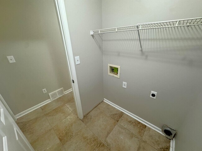 Building Photo - 9040 Pepper Hollow Ct