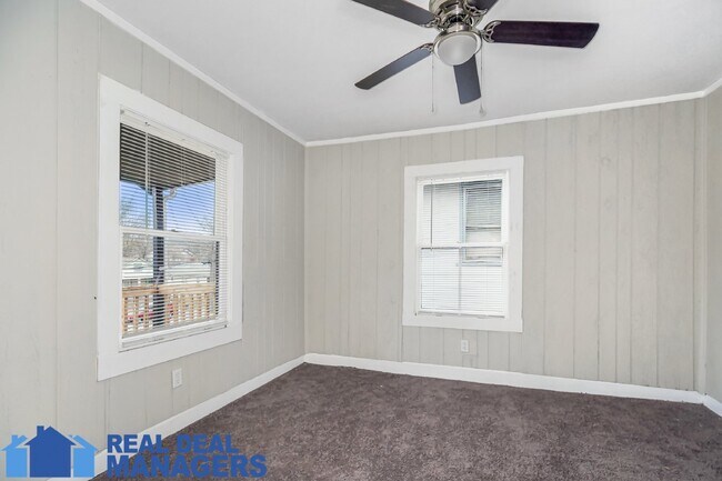 Building Photo - Charming 3-Bed Home - new paint, carpet an...