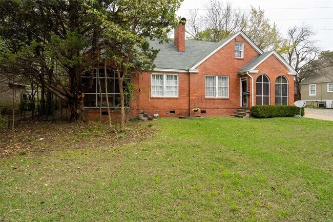 Building Photo - In the heart of Old Cloverdale!