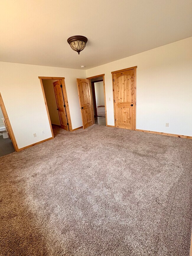 Building Photo - 6963 Green Meadow Dr