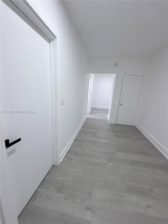 Building Photo - 1560 SW 5th St