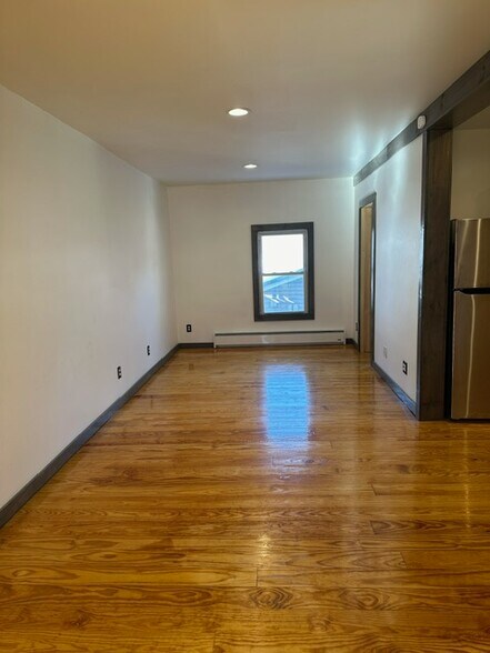 Building Photo - 4 Elm St