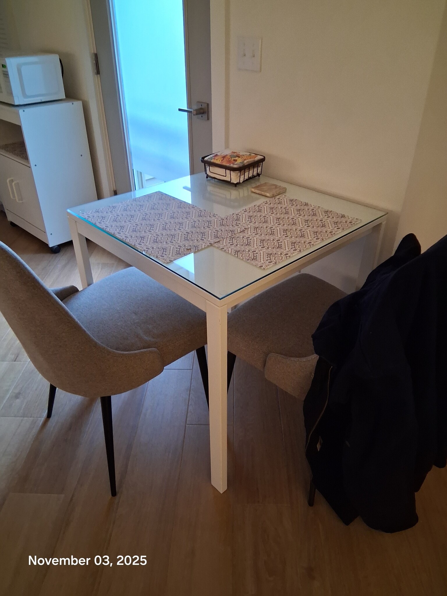 2 seat dining area - 517 18th St