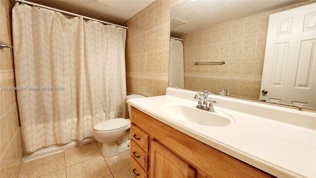 Building Photo - 6516 SW 41st Ct