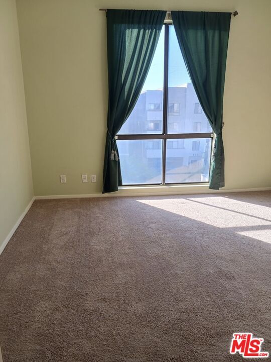 Building Photo - 533 S St Andrews Pl