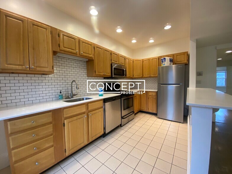 Building Photo - 1404 Beacon St