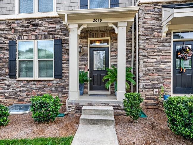 Building Photo - End unit townhome just minutes from uptown!!