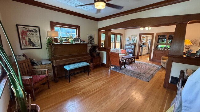 Building Photo - Beautiful Fully Furnished Home in Close-In...