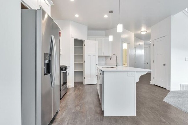 Building Photo - ROW END TOWNHOUSE W 2 CAR GARAGE + AMENITIES