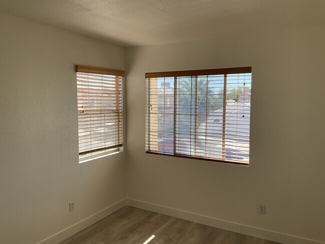 Building Photo - 5726 Roundrock Dr