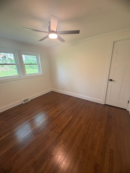 Building Photo - 407 La Rue Ave
