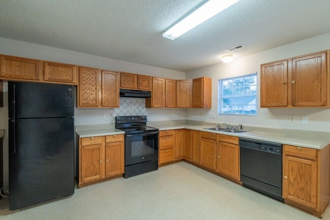 Building Photo - Spacious Home with Oversized Bedrooms & Op...