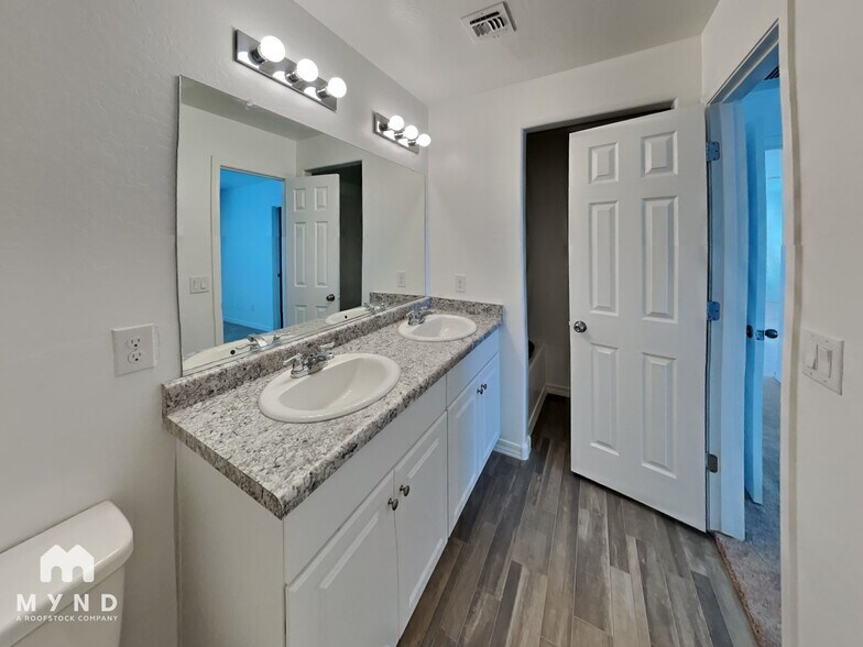Building Photo - 953 Kachina Dr