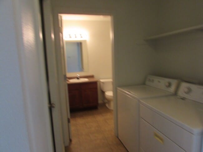 Building Photo - Bright 2 bed 2 1/4 bath Town Home