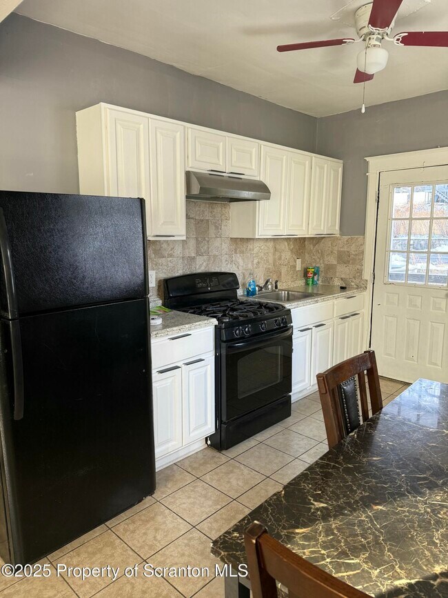 Building Photo - 834 Monroe Ave