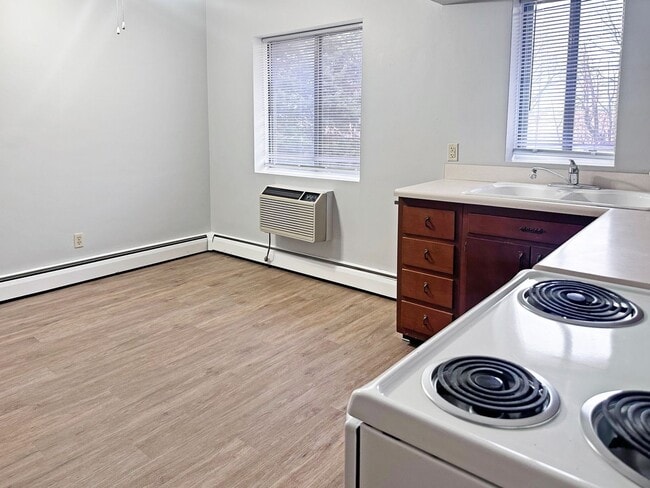 Building Photo - 2843 S Burdick St