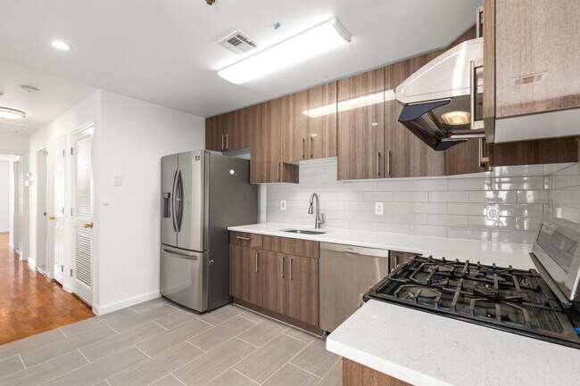Building Photo - 718 23rd St