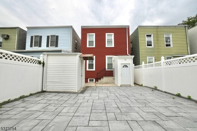 Building Photo - 38 Gates Ave