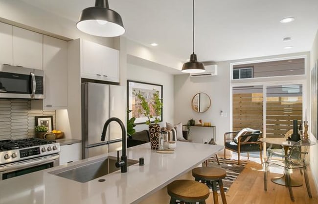 Building Photo - Enjoy Stunning City Views from This 2-Bedroom Seattle Gem with Sun Deck!