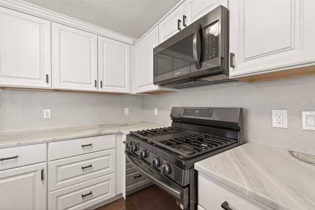 Building Photo - 1720 Old Creek Dr