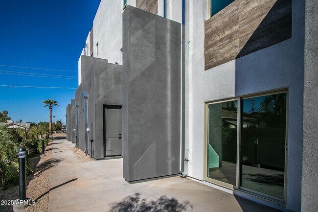 Building Photo - 1443 E Osborn Rd