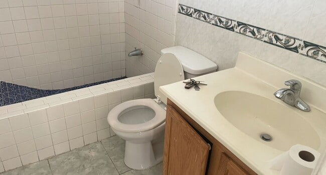 Building Photo - 4 BEDROOMS 2 BATHS HOUSE AVAILABLE FOR RENT