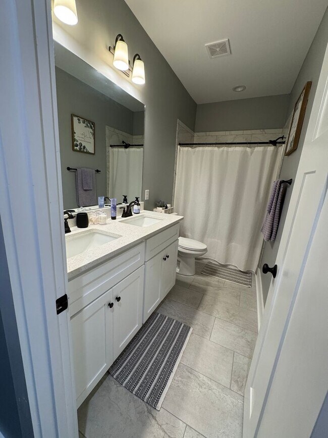 Building Photo - Move in Incentive!